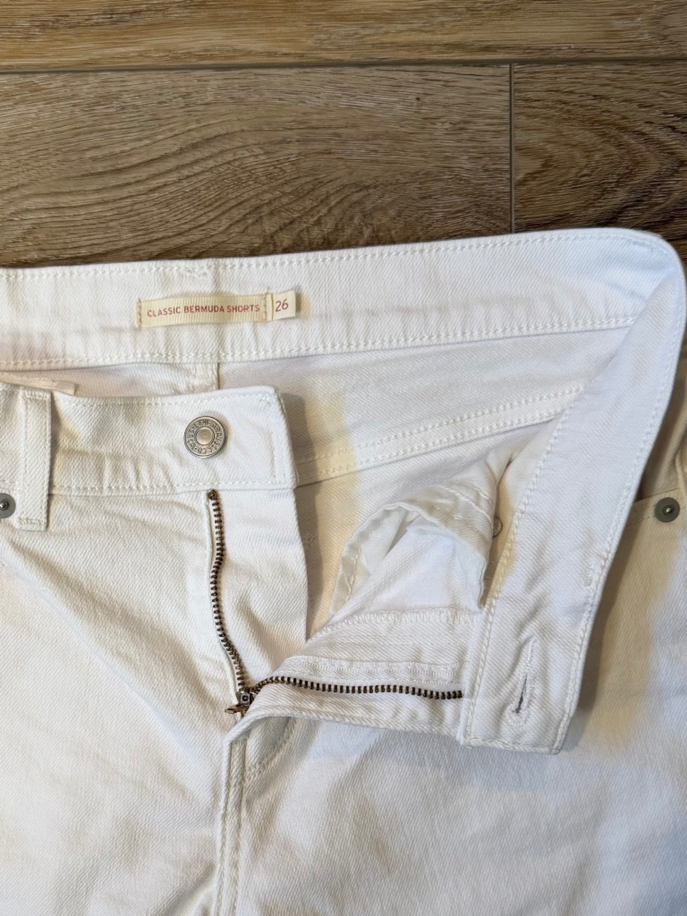 Levi's Classic Bermuda Denim Shorts | Size 26 | White/Off-White | Sewn-in Cuff - Picture 4 of 10